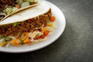 tacos mexicanos con pollo picado foto