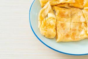 roti con huevo y leche condensada azucarada foto