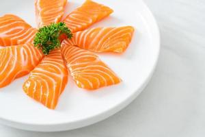 Sashimi crudo de salmón fresco en la placa foto