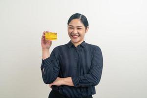 mujer asiática, tenencia, tarjeta de crédito, con, fondo blanco foto