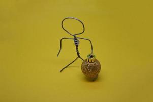 Human figure made of metal wire with an object photo