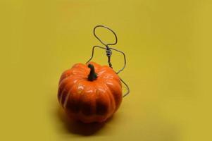 Human figure made of metal wire with an object photo