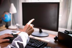 hombre de negocios usa una computadora en el trabajo foto