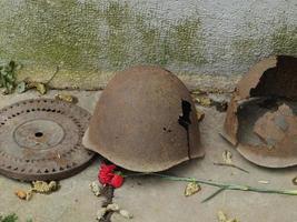viejos soldados cascos de hierro con agujeros foto