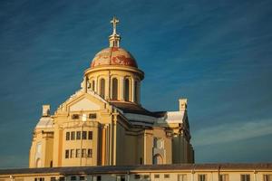 bento goncalves, brasil - 11 de julio de 2019. capilla y catedral en el santuario de nuestra señora de caravaggio al atardecer, en el campo cerca de bento goncalves. foto