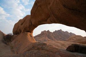hermoso paisaje con un arco de piedra natural en damaraland, namibia. nadie. foto