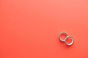 anillo de bodas sobre un fondo rojo con espacio de copia foto