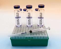 viales de vidrio con la variante omicron de la vacuna covid19. concepto de variante omicron foto