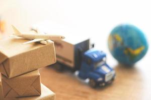 logística transporte importación exportación envío servicio clientes pedir cosas a través de internet envío internacional concepto en línea mensajería aérea avión de carga cajas embalaje transitario a worldwid foto