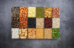 caja de diferentes granos integrales frijoles y legumbres semillas lentejas y nueces fondo colorido bocadillo vista superior collage varios frijoles mezcla de guisantes agricultura de alimentos naturales saludables para cocinar ingredientes foto