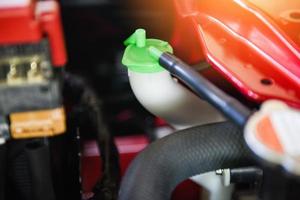 Detalle del motor del coche de refrigerante - cerca de la máquina nueva comprobación y limpieza del motor del motor para entregar a los clientes en el servicio de coche foto