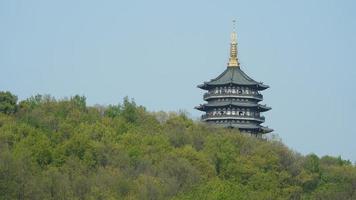 los hermosos paisajes lacustres en la ciudad china de Hangzhou en primavera con una antigua torre del templo ubicada en la orilla foto