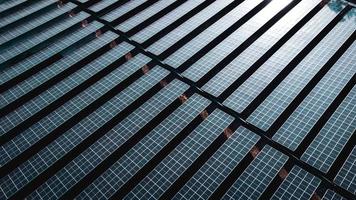 panel de células solares desde la vista aérea. foto paisaje de una granja solar que produce energía limpia.