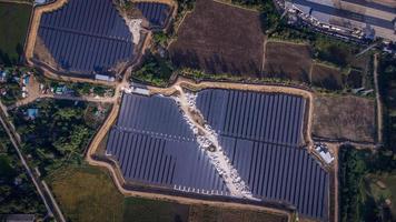 Vista aérea de una granja solar que produce energía limpia durante la noche. visible en todo el área