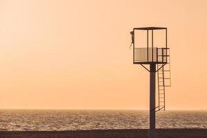 Torre de salvavidas en la playa de almerimar al atardecer. playa desierta, sin gente. Almería, Andalucía, España foto