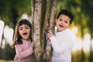 pareja joven, niño y niña está enamorado foto