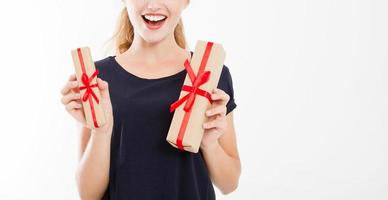 Retrato recortado de una niña sonriente, mujer sosteniendo una pila de cajas de regalo aisladas sobre fondo blanco. concepto de vacaciones. maqueta, plantilla. foto