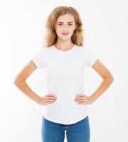 joven mujer caucásica sexy en camiseta blanca en blanco. diseño de camisetas y concepto de personas. vista frontal de camisas aislado sobre fondo blanco, maqueta, espacio de copia. foto