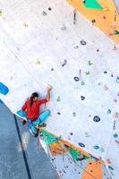 un hombre está escalando un muro de escalada foto