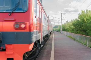 tren de pasajeros en el ferrocarril contra el cielo foto