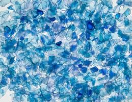 Fondo de las piezas de botellas de plástico de color azul. rodajas de pet de botellas foto