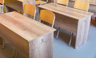 Aula escolar vacía con sillas, escritorios. interior de un aula de la escuela foto