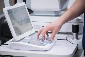 médico oculista en el trabajo. equipo oftalmológico de diagnóstico. concepto de medicina foto