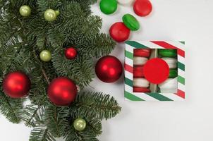 Galletas de Navidad de año nuevo y adornos navideños con un abeto sobre un fondo blanco. foto