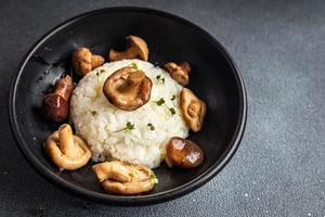 arroz con setas de segundo plato risotto de setas foto