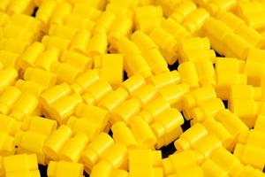 bloques de construcción de plástico amarillo del diseñador. Fondo de bloques de construcción de detalles de plástico. foto