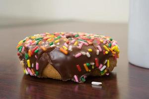 donas de chocolate en la mesa foto