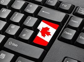 un teclado negro con una tecla en los colores de la bandera de Canadá foto