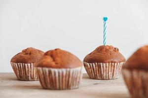 Cupcakes de chocolate con velas en la mesa de madera foto