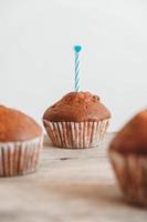 Cupcakes de chocolate con velas en la mesa de madera foto