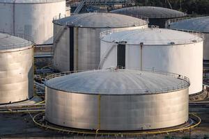 tanques de almacenamiento de petróleo y gas natural y en planta industrial petroquímica foto