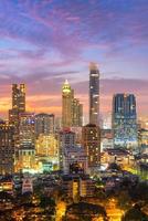 Vista aérea del edificio moderno de gran altura en la zona de negocios en Bangkok, Tailandia foto