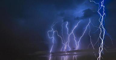 trueno, tormenta, relámpago, en, el, oscuro, cielo nublado, plano de fondo, por la noche. diseño elegante con espacio de copia para colocar su texto, simulacro foto