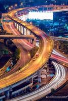 Autopista la infraestructura para el transporte en la ciudad moderna en el momento del crepúsculo