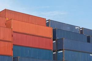 Patrón de pila de colores de contenedores de transporte de carga en el patio de envío para la importación, exportación industrial