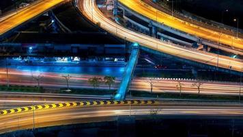 Carretera de la autopista en el centro de Bangkok, Tailandia. La autopista es la infraestructura de transporte en la gran ciudad. foto