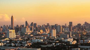 Vista de condominio urbano de Bangkok en la zona de negocios durante la puesta de sol. Bangkok es la capital de Tailandia y Bangkok es también la ciudad más poblada de Tailandia. foto