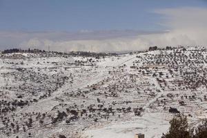 nieve en jerusalén y las montañas circundantes foto