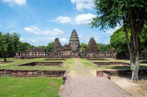 parque histórico de phimai phimai construido según el arte tradicional de khmer. phimai prasat hin probablemente comenzó a construirse durante el reinado del rey suryavarman 1 tempes budistas del siglo XVI. foto