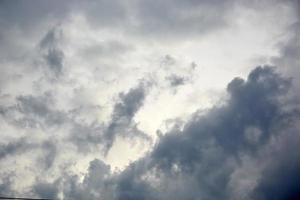 nubes de tormenta. nubes del cielo nocturno de verano. foto