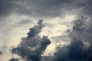 nubes del cielo nocturno de verano. nubes de tormenta. foto