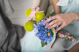 una niña sosteniendo un ramo de flores. foto