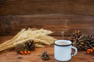 invierno, fondo navideño en estilo rústico. una taza vintage de metal con té con leche caliente se encuentra sobre un mantel foto
