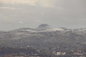 nieve en jerusalén y las montañas circundantes foto