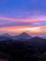 hermoso paisaje amanecer sobre las montañas por la mañana foto