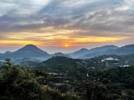 hermoso paisaje amanecer sobre las montañas por la mañana foto